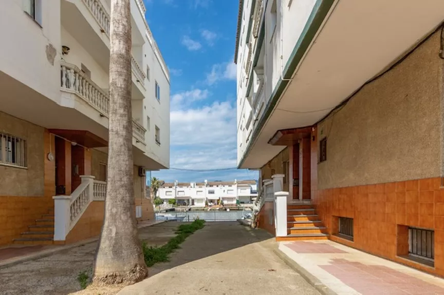 Two-bedroom apartment with canal view and tourist license.
