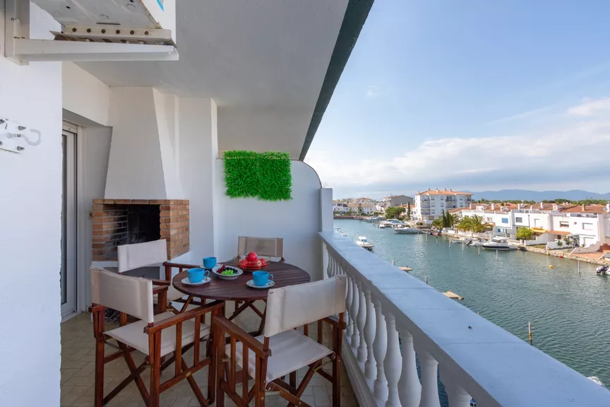 Two-bedroom apartment with canal view and tourist license.