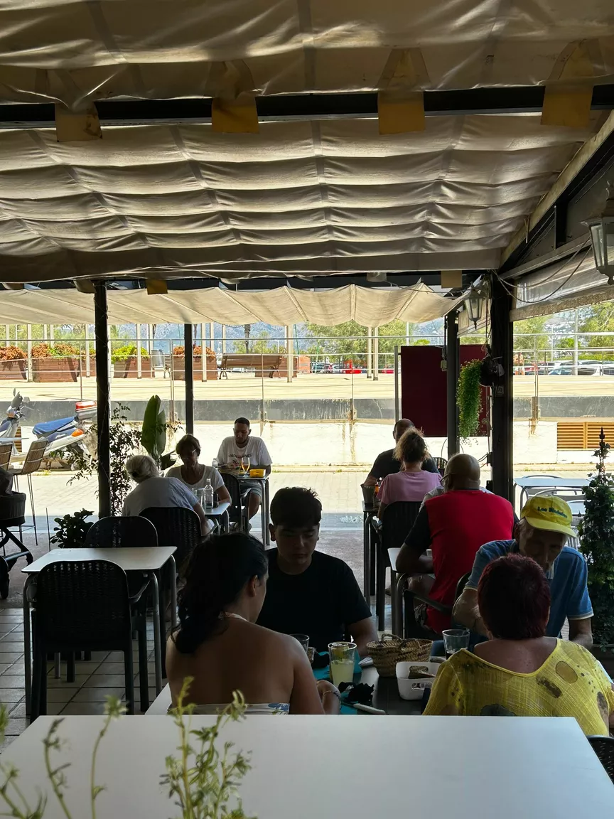 Commercial walls Bar restaurant facing Empuriabrava beach.