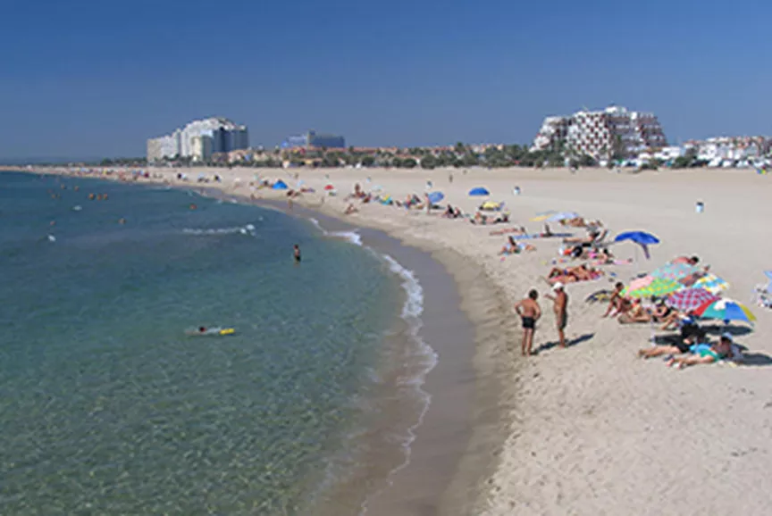 Local comercial situat davant de la platja d'Empuriabrava, ideal per a bar o restaurant.