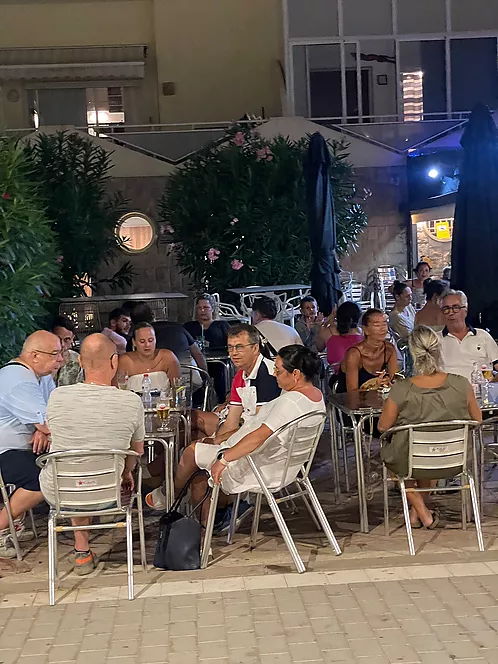 Excelente restaurante cerca de la playa. ¡Una gran oportunidad de negocio!