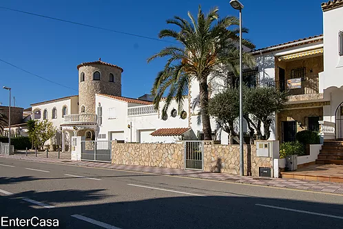 Incroyable maison à Empuriabrava avec 2 amarres !