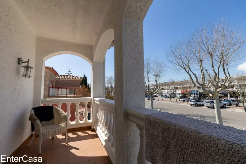 Villa  à 2 étages avec piscine dans un quartier résidentiel proche de la plage !