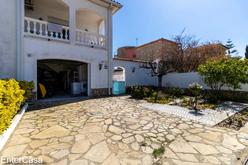 Villa with 2 floors and pool in a residential area close to the beach!