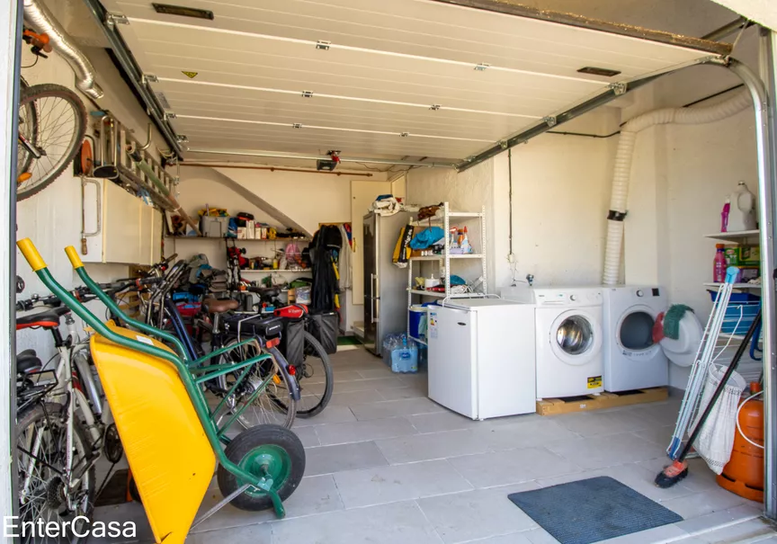 Villa  à 2 étages avec piscine dans un quartier résidentiel proche de la plage !