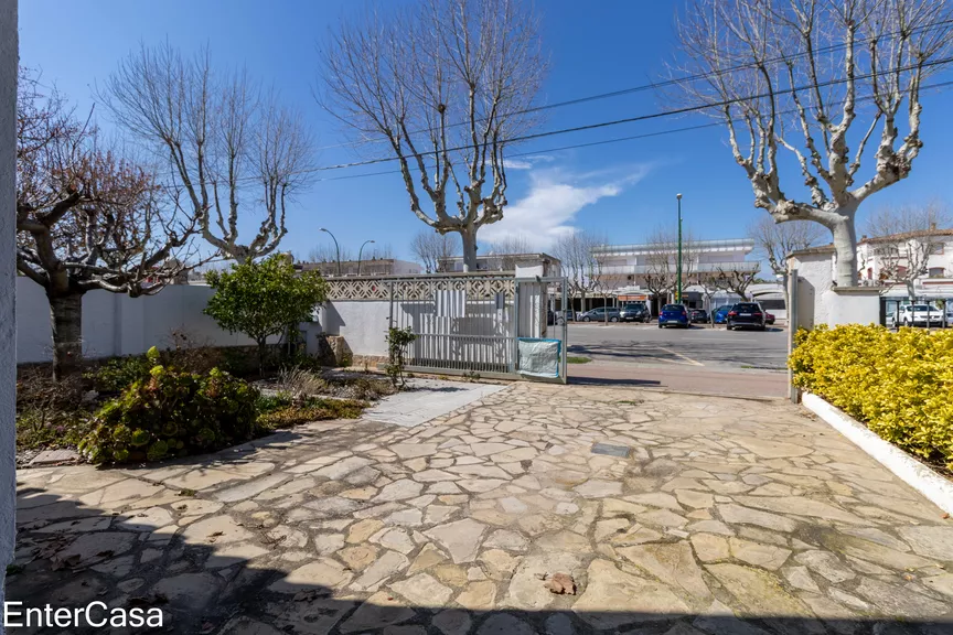 Villa  à 2 étages avec piscine dans un quartier résidentiel proche de la plage !