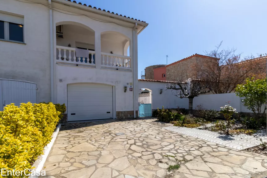 Villa with 2 floors and pool in a residential area close to the beach!