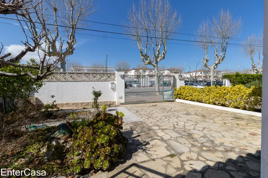 Villa with 2 floors and pool in a residential area close to the beach!