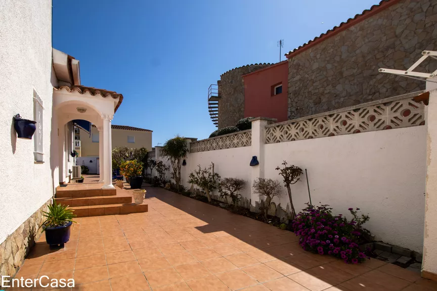 Villa  à 2 étages avec piscine dans un quartier résidentiel proche de la plage !