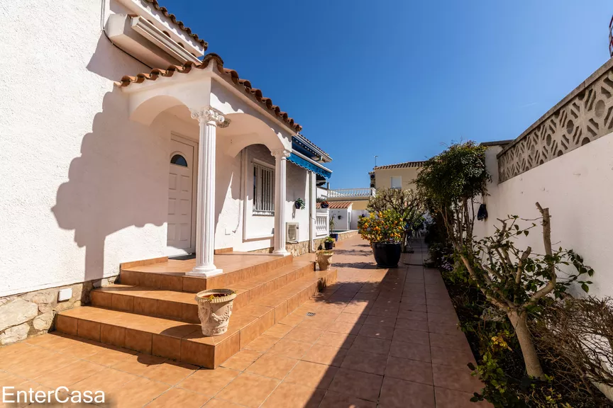 Villa with 2 floors and pool in a residential area close to the beach!