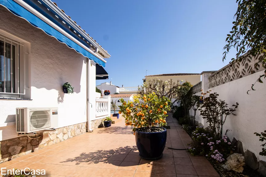 Villa with 2 floors and pool in a residential area close to the beach!