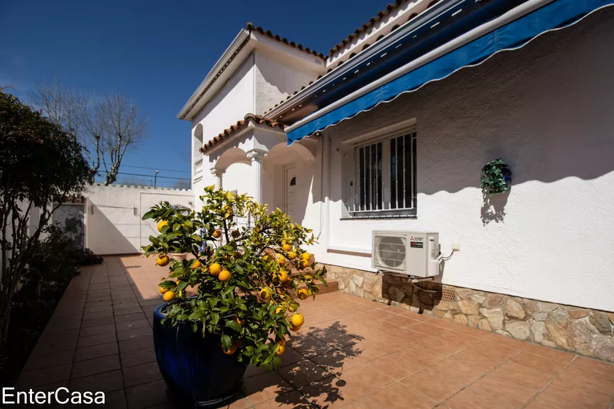 Villa with 2 floors and pool in a residential area close to the beach!