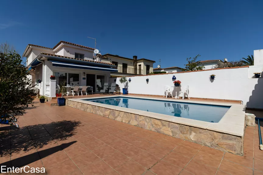 Villa with 2 floors and pool in a residential area close to the beach!