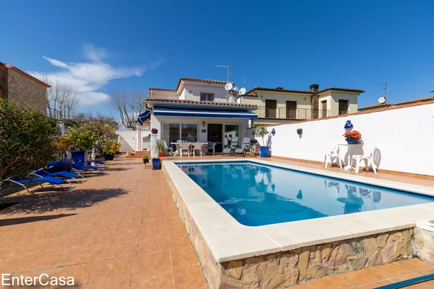 Villa with 2 floors and pool in a residential area close to the beach!