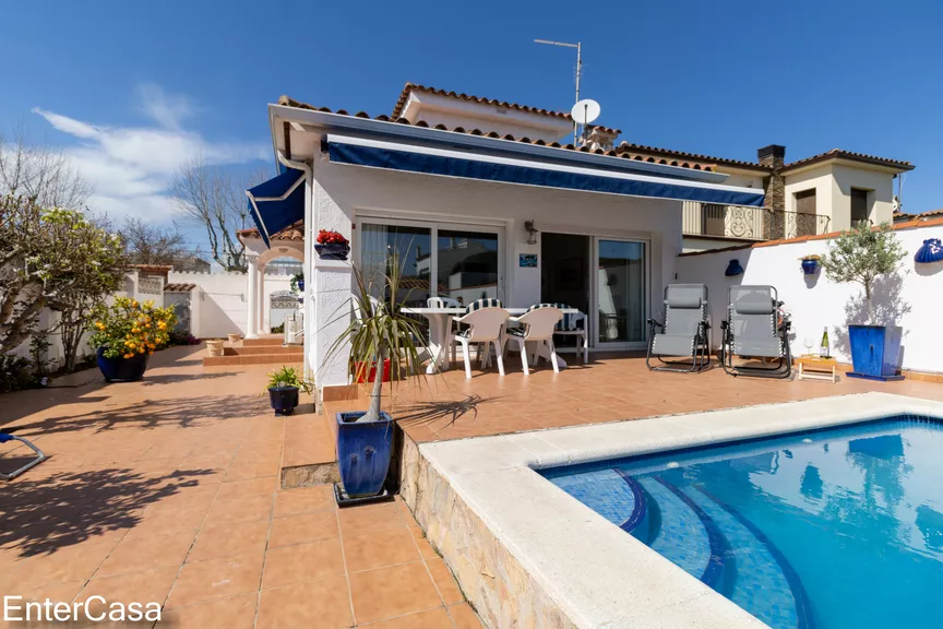 Villa with 2 floors and pool in a residential area close to the beach!