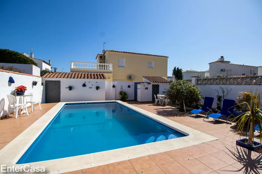 Villa with 2 floors and pool in a residential area close to the beach!