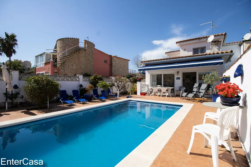 Villa with 2 floors and pool in a residential area close to the beach!