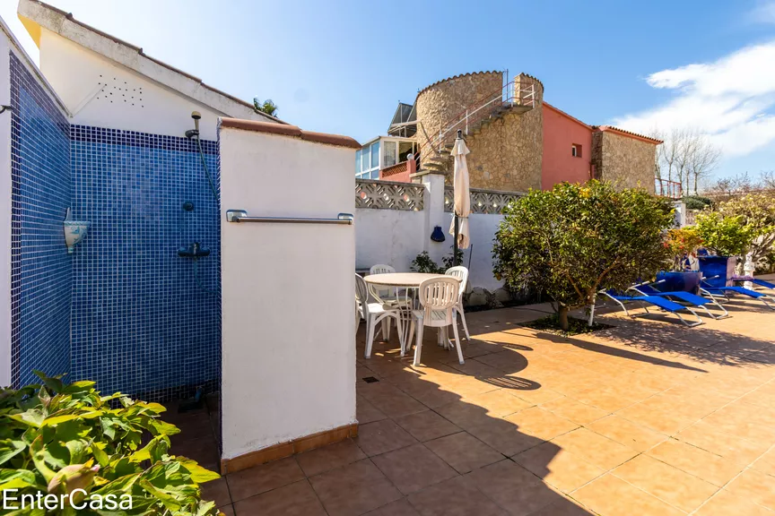 Villa  à 2 étages avec piscine dans un quartier résidentiel proche de la plage !