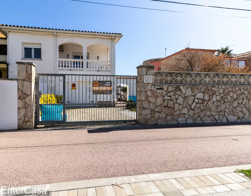 Villa with 2 floors and pool in a residential area close to the beach!