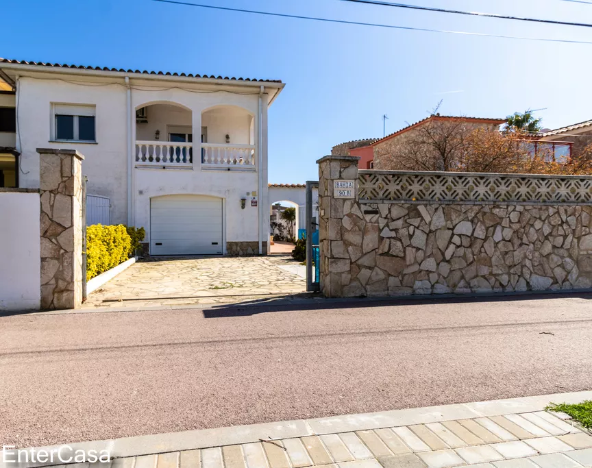 Villa with 2 floors and pool in a residential area close to the beach!