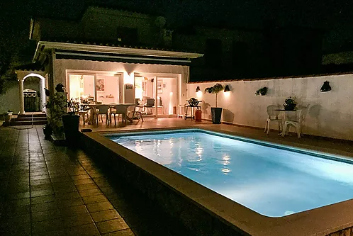 Villa  à 2 étages avec piscine dans un quartier résidentiel proche de la plage !