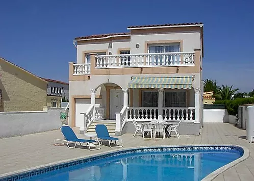 Maison confortable de 3 chambres avec piscine et garage à Empuriabrava, près de la plage