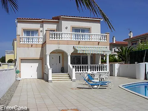 Maison confortable de 3 chambres avec piscine et garage à Empuriabrava, près de la plage