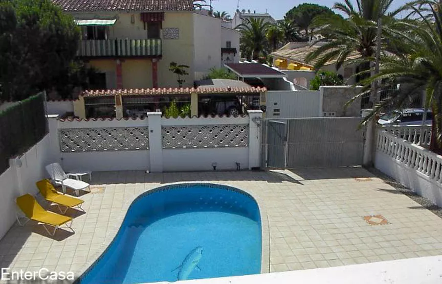 Maison confortable de 3 chambres avec piscine et garage à Empuriabrava, près de la plage