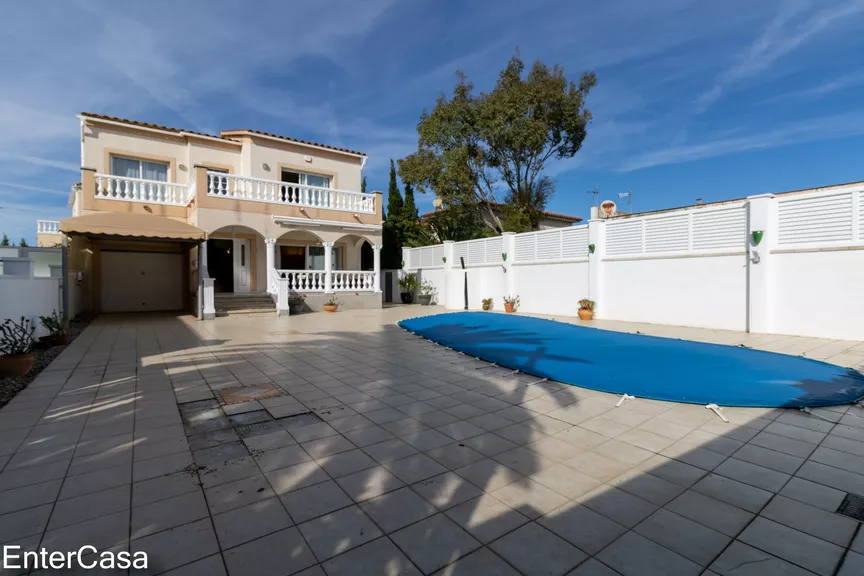 Maison confortable de 3 chambres avec piscine et garage à Empuriabrava, près de la plage