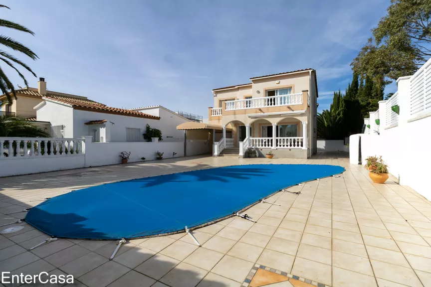 Maison confortable de 3 chambres avec piscine et garage à Empuriabrava, près de la plage