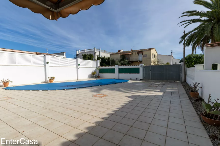 Maison confortable de 3 chambres avec piscine et garage à Empuriabrava, près de la plage