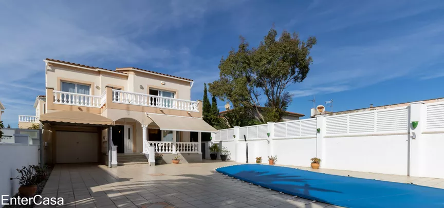 Maison confortable de 3 chambres avec piscine et garage à Empuriabrava, près de la plage