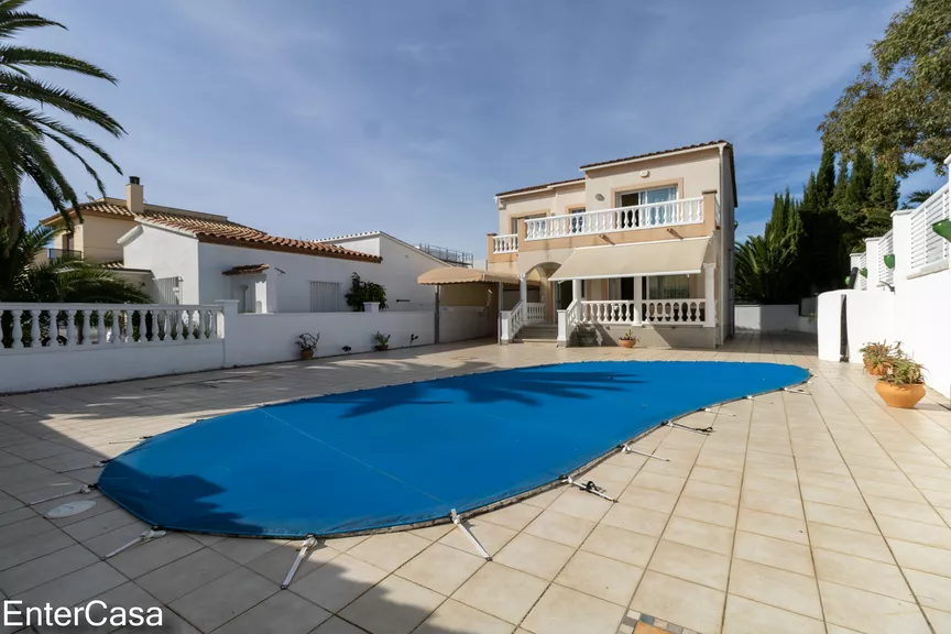 Maison confortable de 3 chambres avec piscine et garage à Empuriabrava, près de la plage