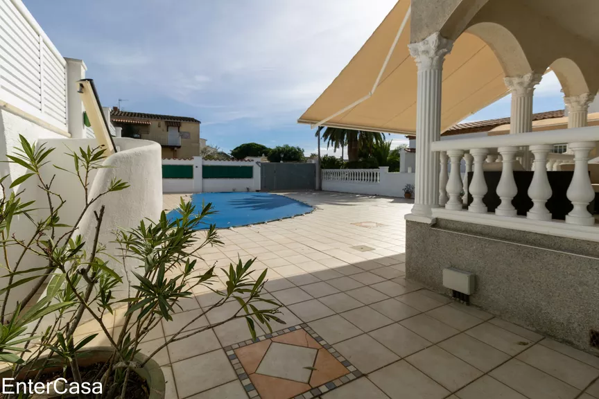 Maison confortable de 3 chambres avec piscine et garage à Empuriabrava, près de la plage