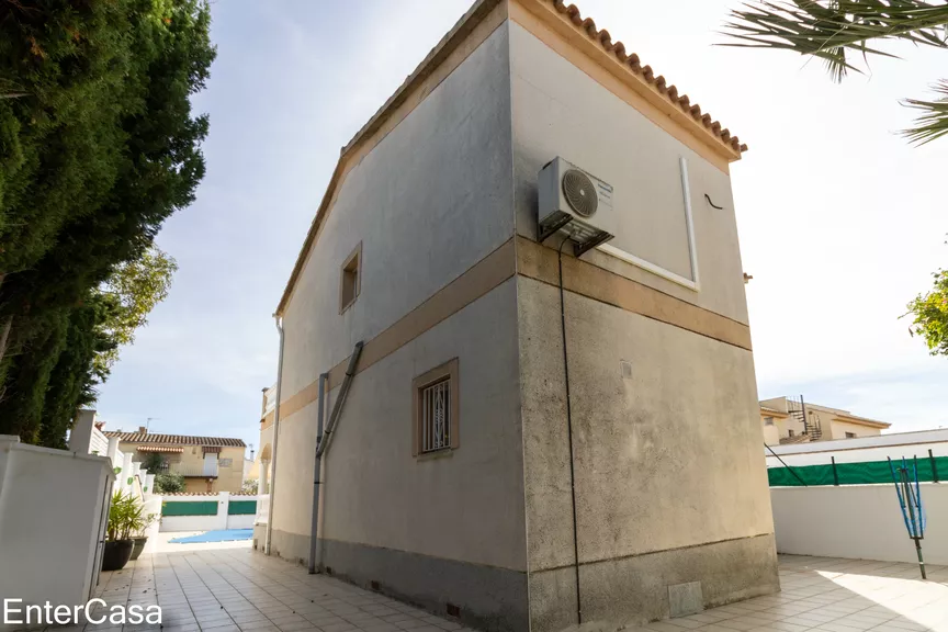 Maison confortable de 3 chambres avec piscine et garage à Empuriabrava, près de la plage