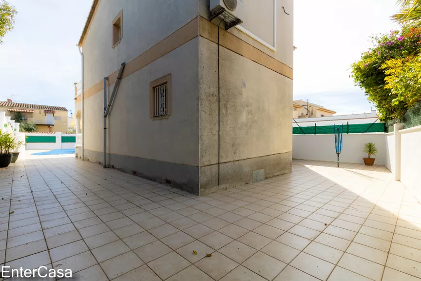 Maison confortable de 3 chambres avec piscine et garage à Empuriabrava, près de la plage