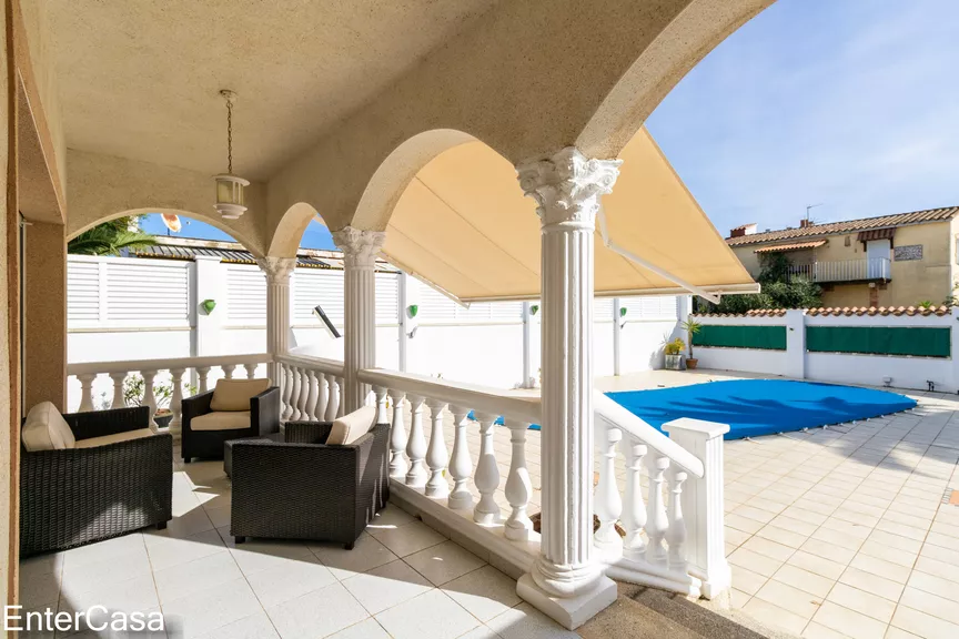 Maison confortable de 3 chambres avec piscine et garage à Empuriabrava, près de la plage