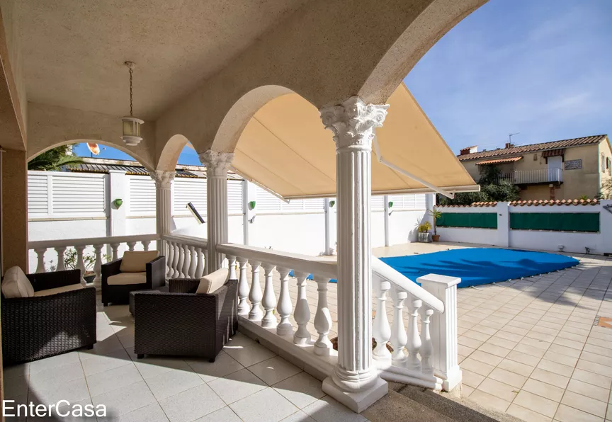 Maison confortable de 3 chambres avec piscine et garage à Empuriabrava, près de la plage