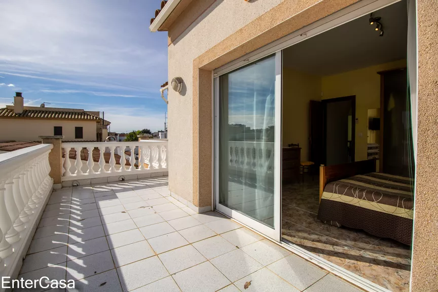 Maison confortable de 3 chambres avec piscine et garage à Empuriabrava, près de la plage