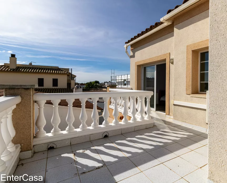 Maison confortable de 3 chambres avec piscine et garage à Empuriabrava, près de la plage