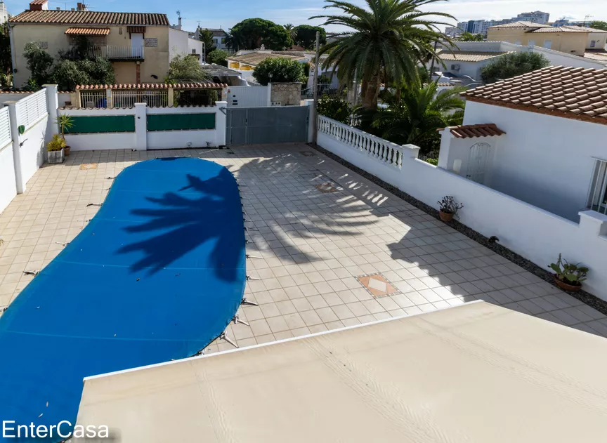 Maison confortable de 3 chambres avec piscine et garage à Empuriabrava, près de la plage