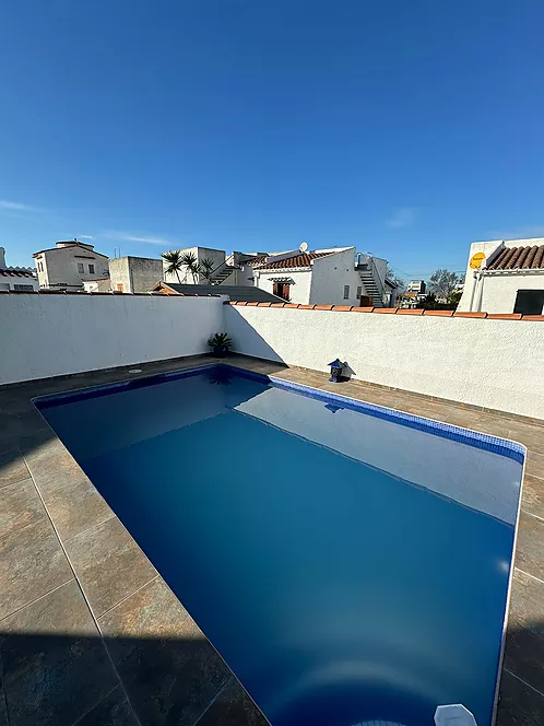 Casa amb 3 habitacions, piscina i llicència turística.