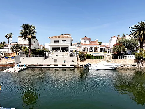 Grande villa avec amarre de 19 m sur un canal large