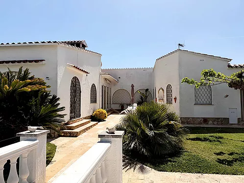 Grande villa avec amarre de 19 m sur un canal large