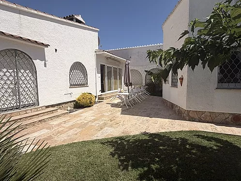 Grande villa avec amarre de 19 m sur un canal large