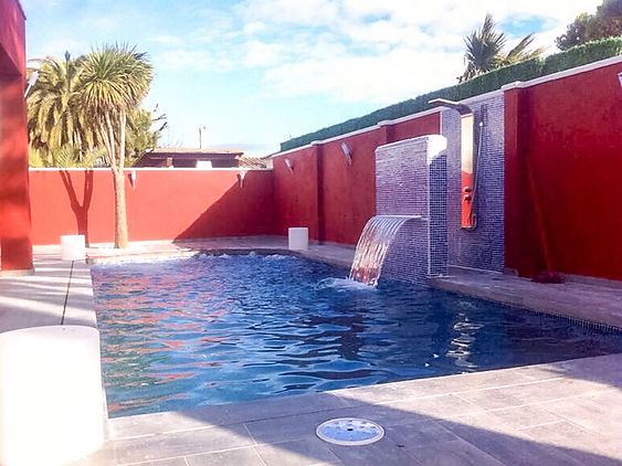 Hermosa villa con wifi, piscina climatizada, jacuzzi, bolera.