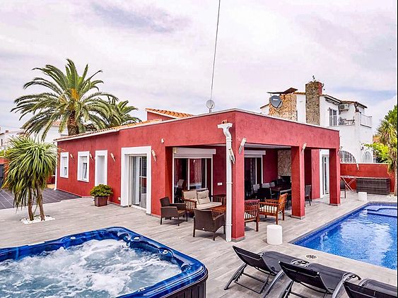 Hermosa villa con wifi, piscina climatizada, jacuzzi, bolera.